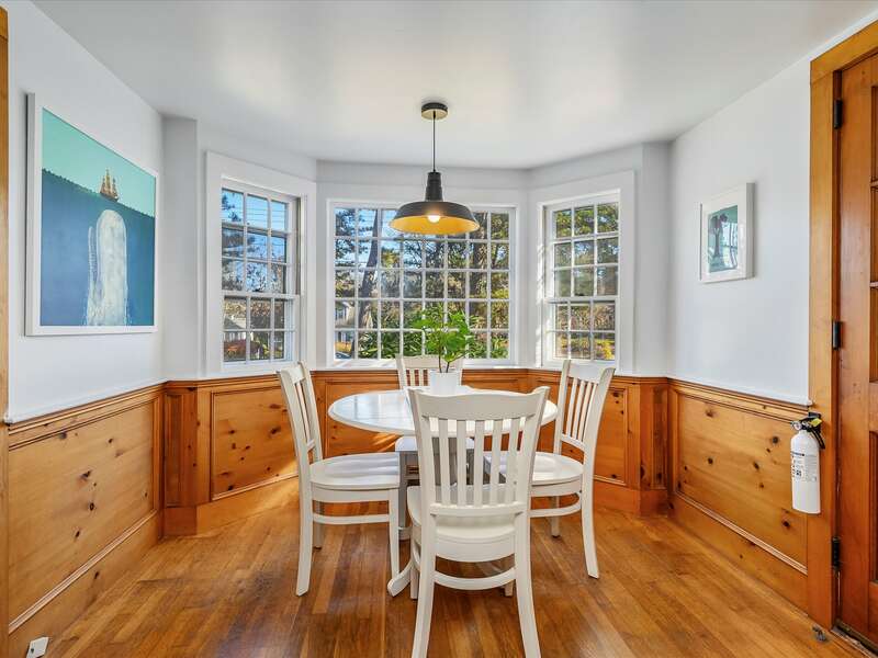 Dining table seats 4-63 High Point Rd N Chatham - Cape Cod - New England Vacation Rentals