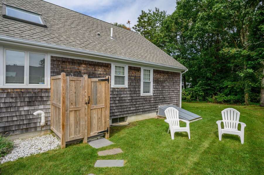 Traditional Cape Cod outdoor shower - 7 Deer Run Rd - Harwich - Cape Cod