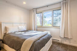 Guest Bedroom - Queen Bed with Twin Trundle / En-Suite Full Bathroom / Flat Screen TV