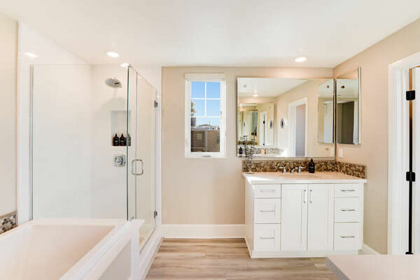 Master En-Suite Bathroom w/ Soaking Tub, Walk-In Shower, Dual Vanities - 2nd Floor