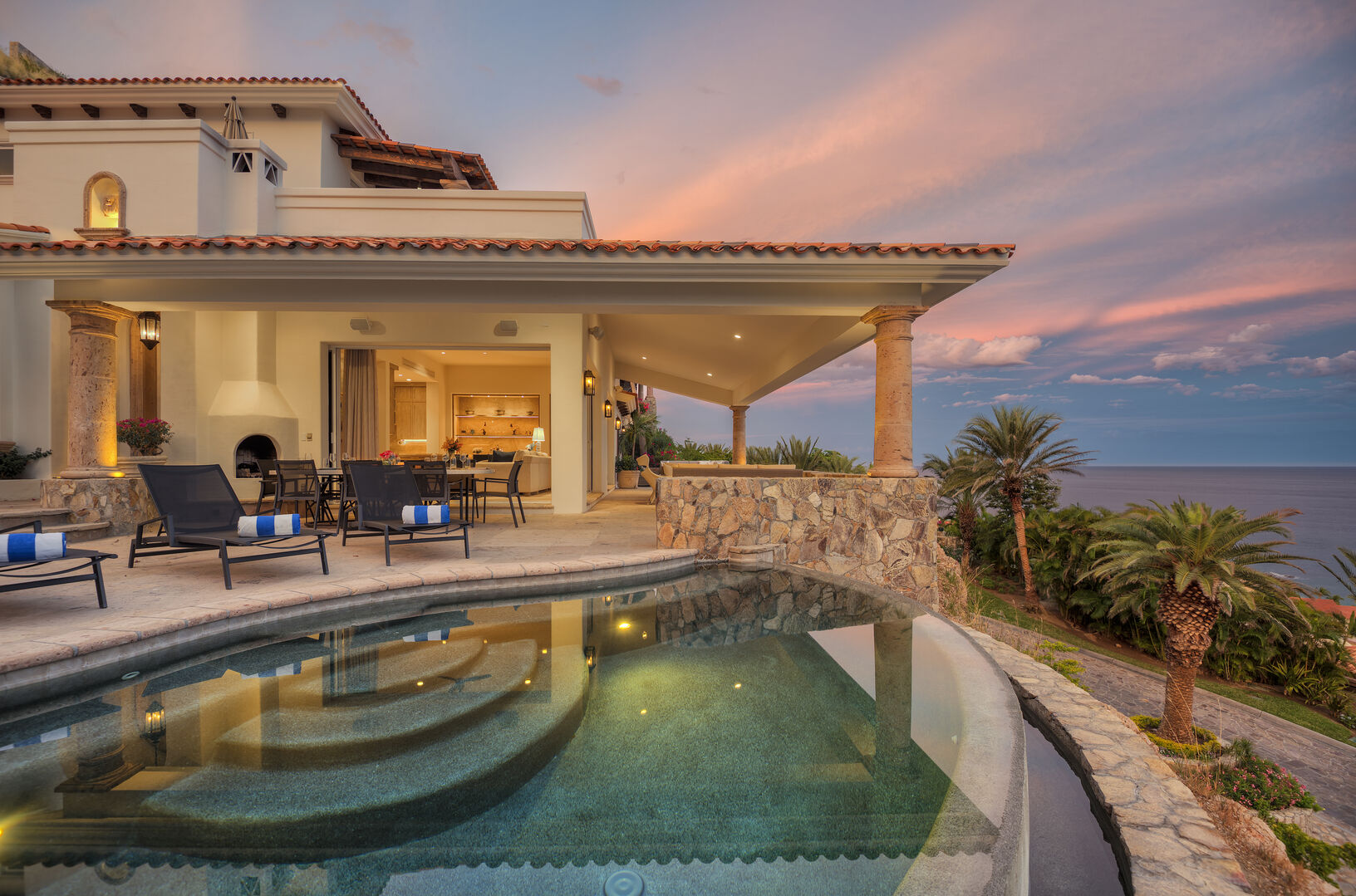 The exterior of this villa located in Los Cabos