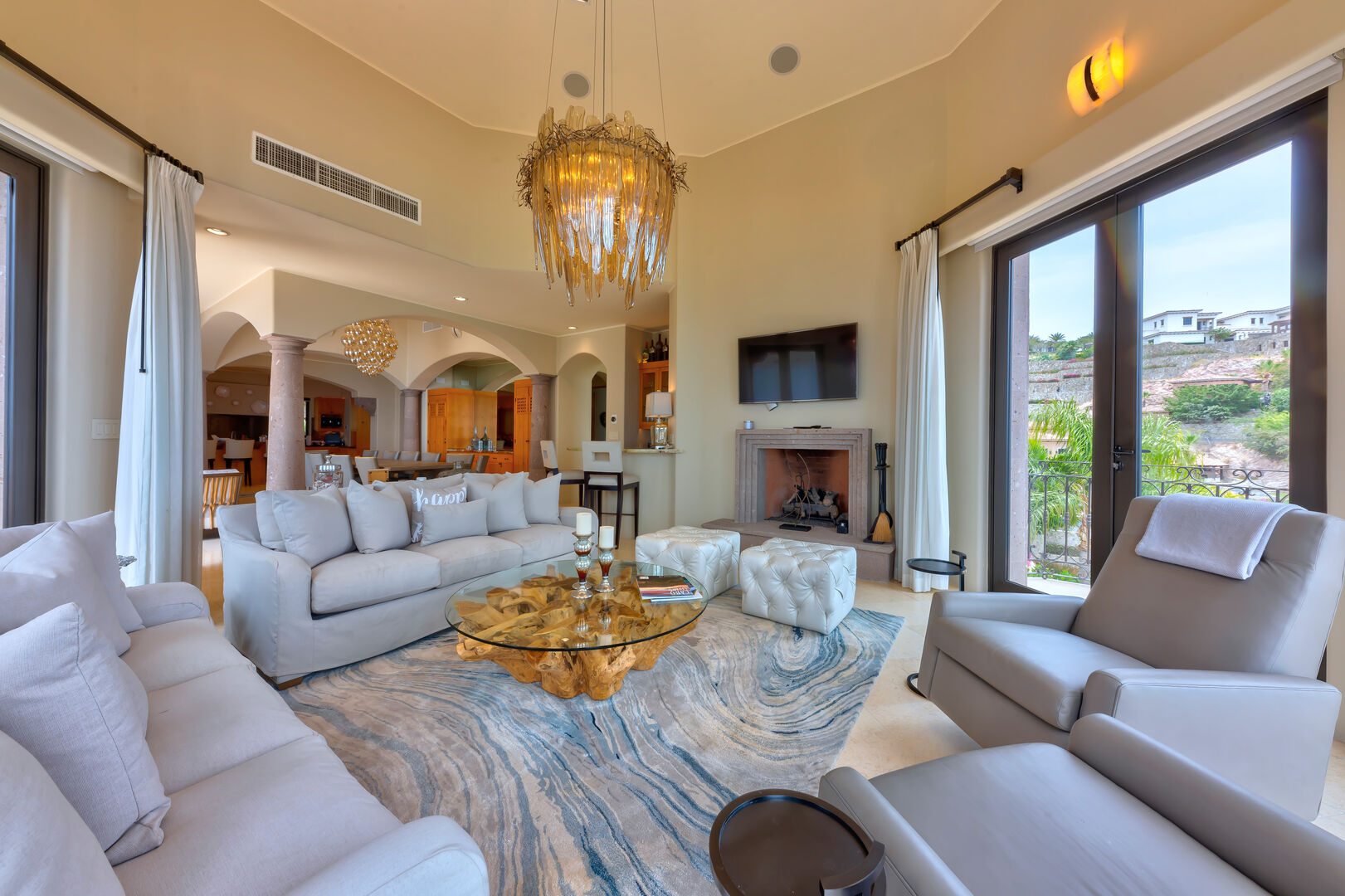 The living area with a fire place and two sofas at Hacienda 502