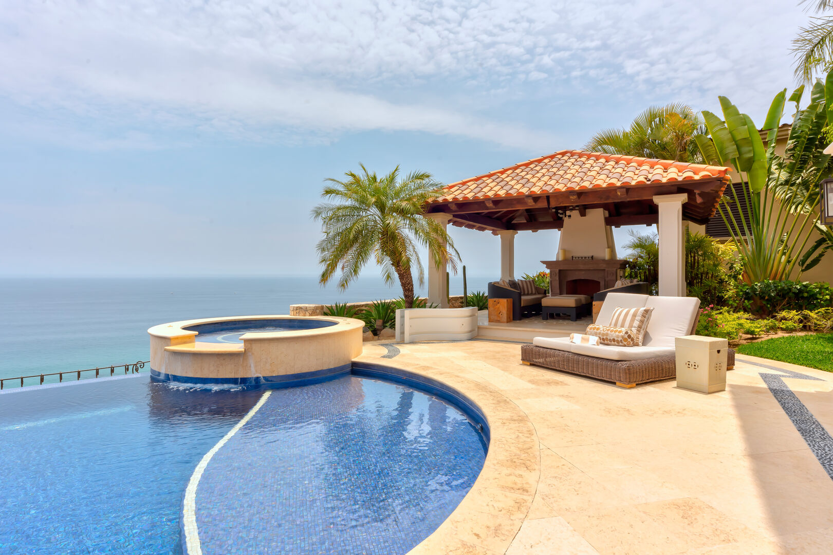 The infinity pool with a hot tub at Hacienda 502