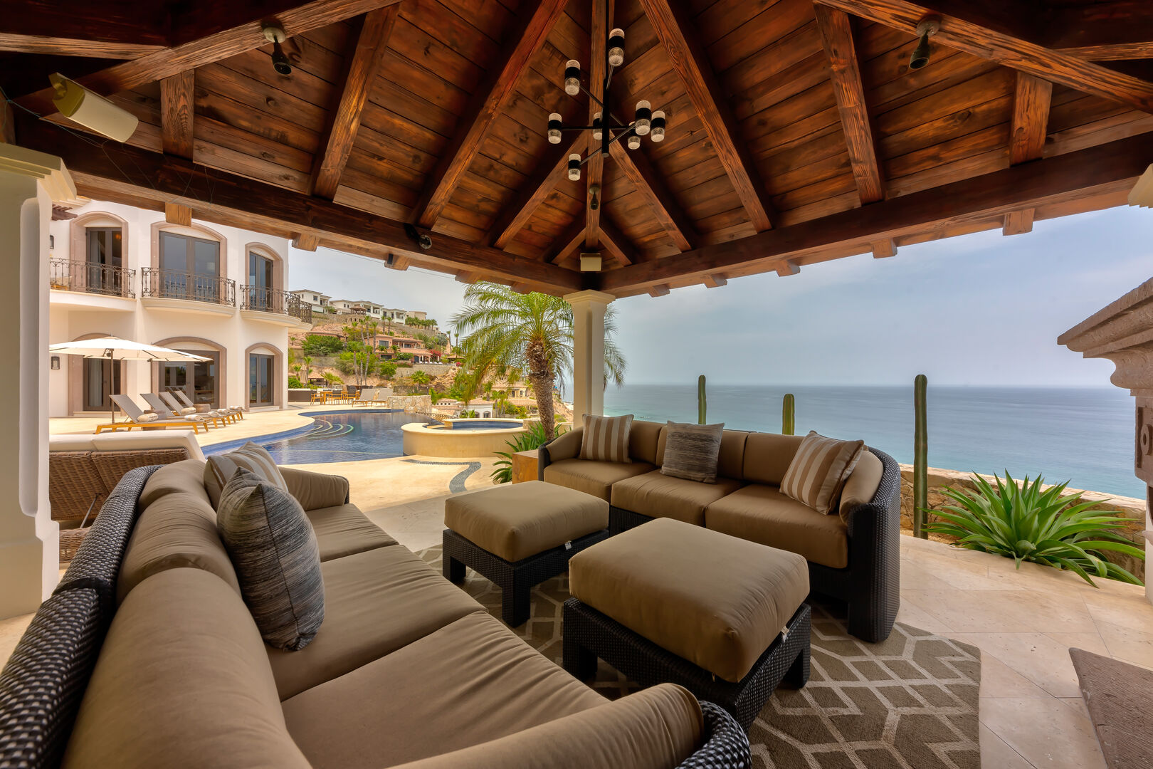 The covered outdoor fire place with two sofas at Hacienda 502