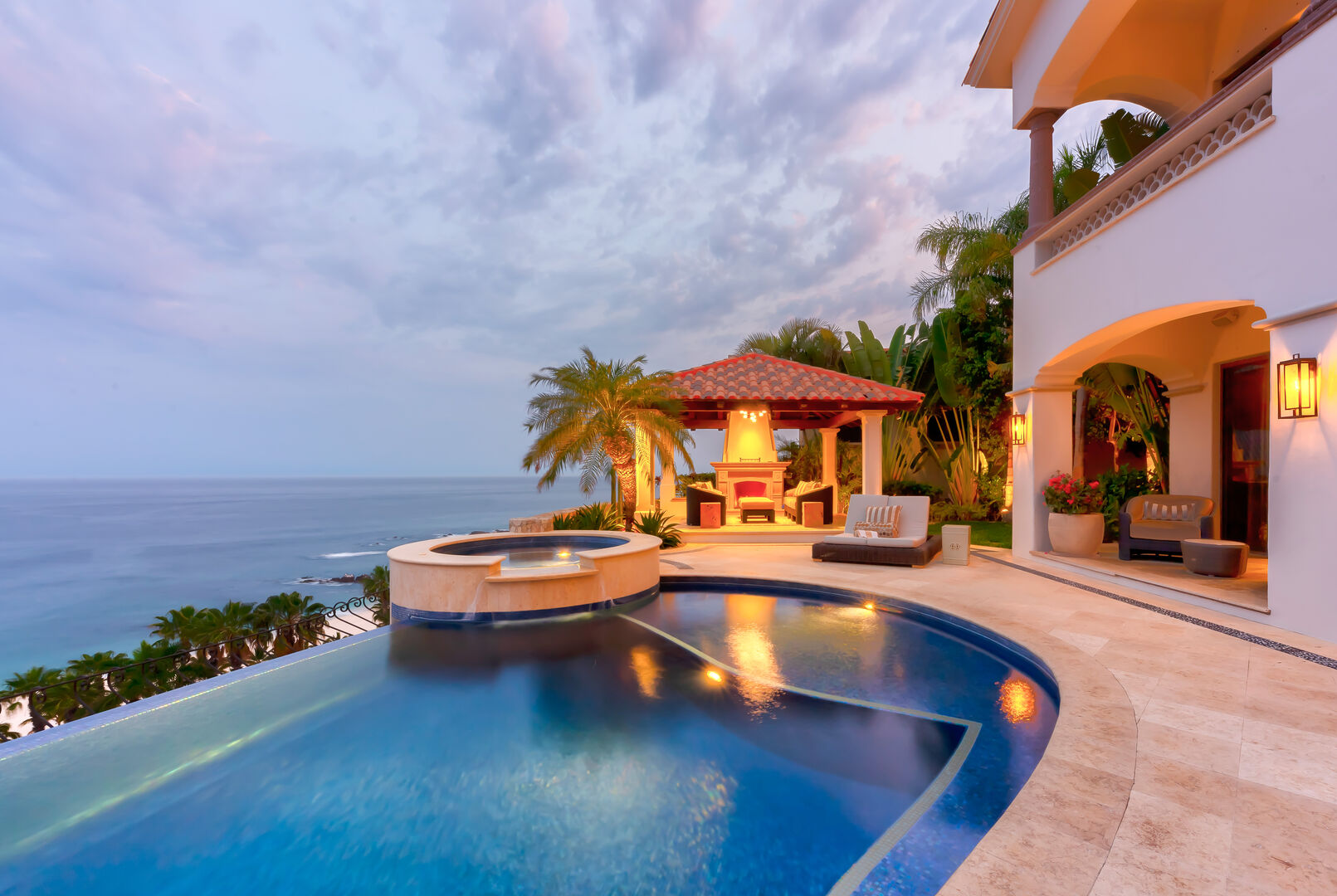 The infinity pool with an ocean view at Hacienda 502