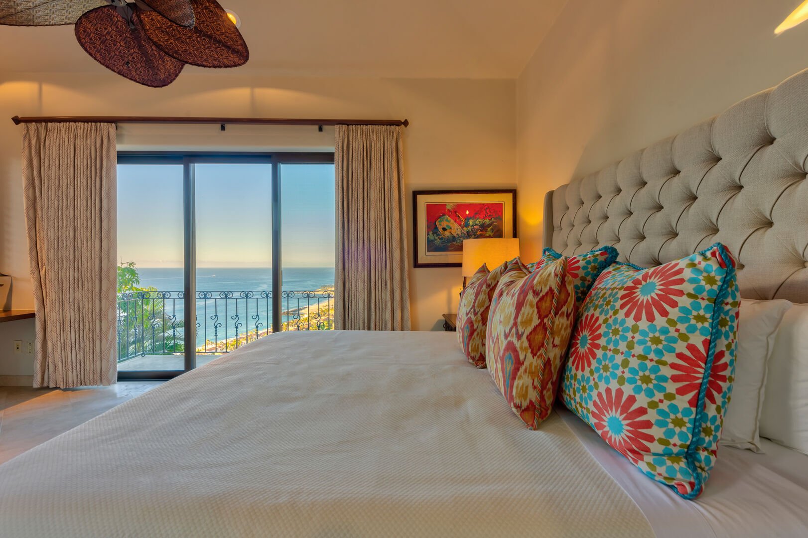 A bedroom with an ocean view at the Espiritu Casita 101