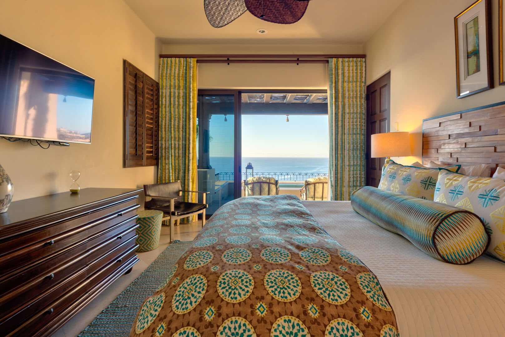 A bedroom with a view of the ocean at the Espiritu Casita 101