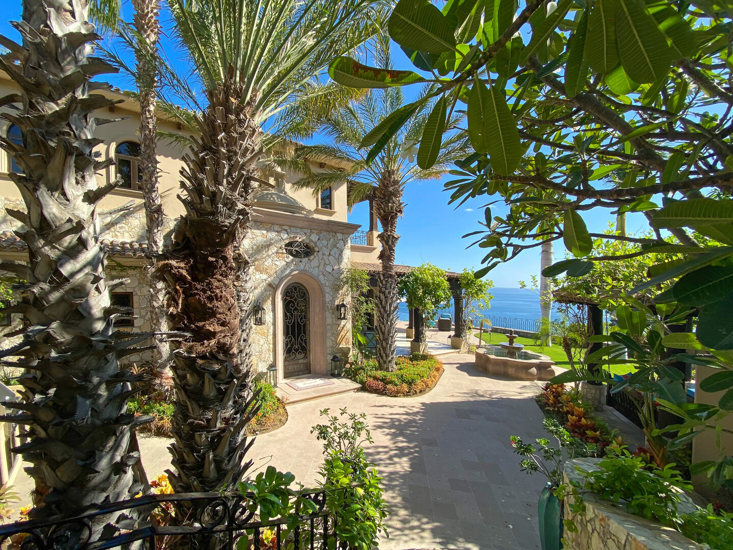 An outdoor walkway and garden with an ocean view at Espiritu Casita 101