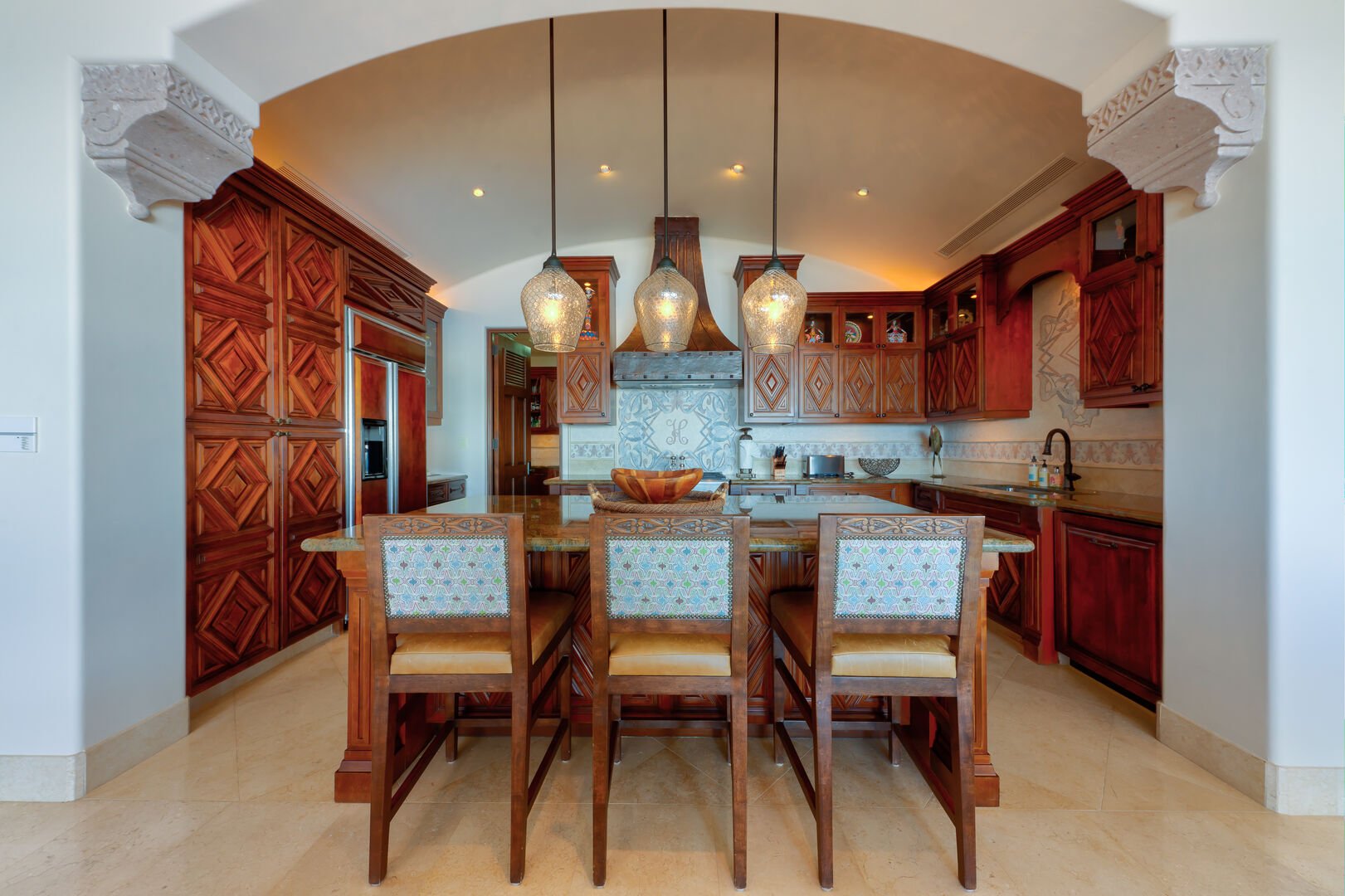The gourmet kitchen with a bar and chairs at the Espiritu Casita 101