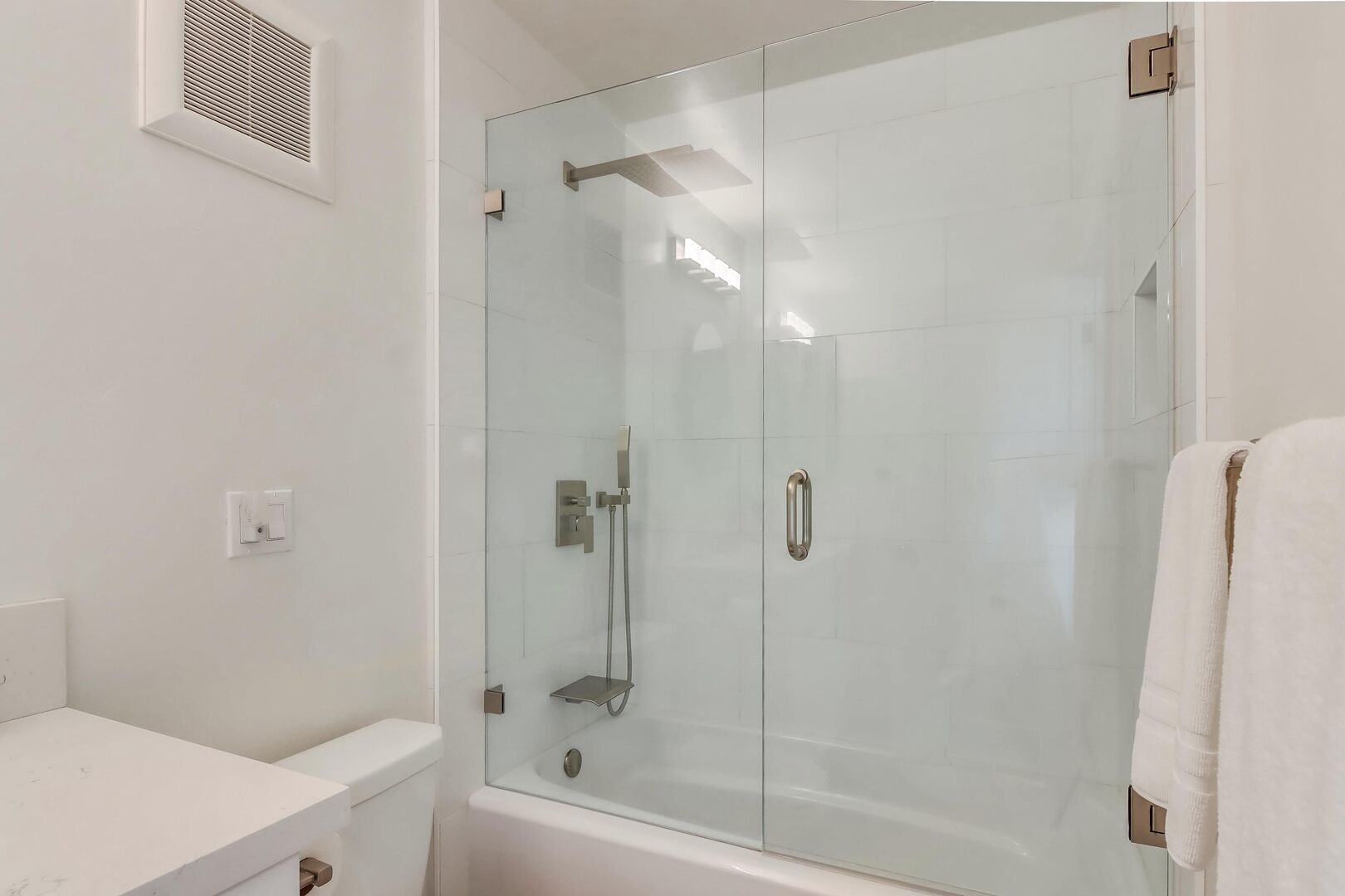 Guest bathroom shower/tub combo with rainfall shower head and and separate hand-held hose