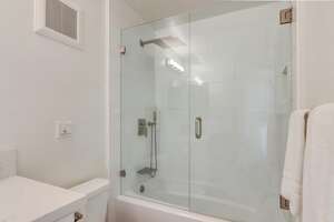 Guest bathroom shower/tub combo with rainfall shower head and and separate hand-held hose