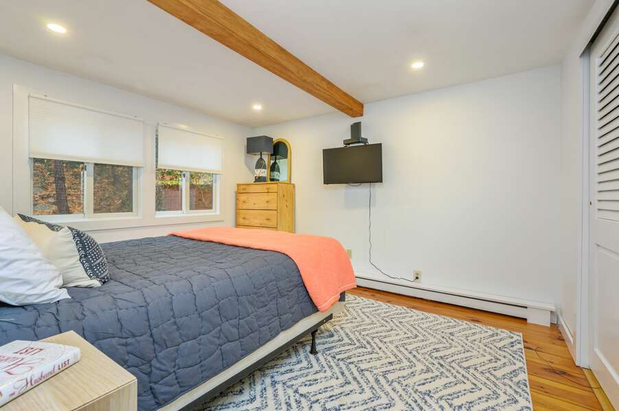 Bedroom #2 with TV - 24 Follins Pond South Dennis - Cottage on the Cove