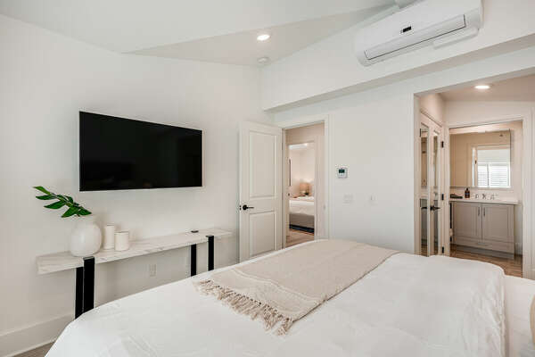 Master Bedroom w/ En-Suite - 3rd Floor