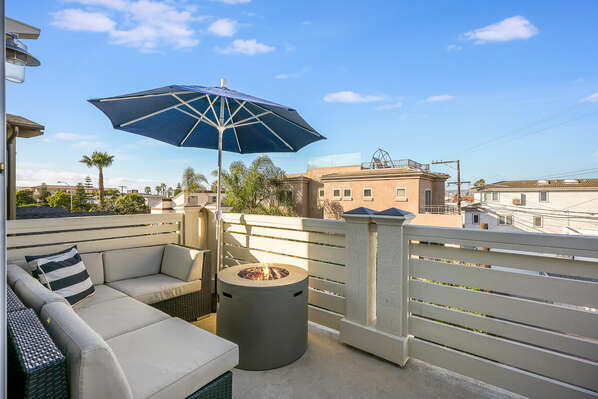 Balcony Roof Deck w/ BBQ, Fire Pit, Comfortable Seating, & Bay Views - 3rd Floor