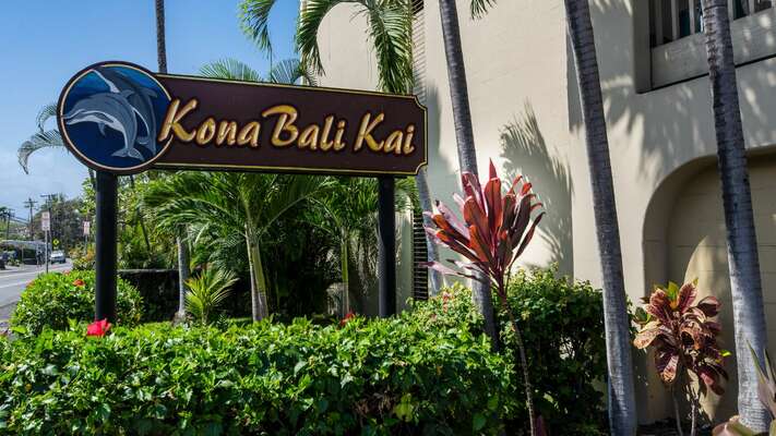 Kona Bali Kai, centrally located