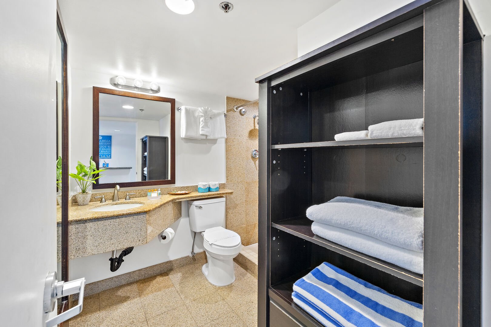 Closet in the bathroom. We provide bath and beach towels according to the 3 of guests