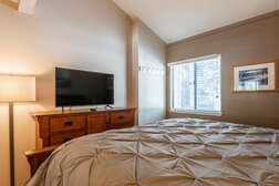 Downstairs Master Bedroom - King / En-Suite Full Bathroom / Flat Screen TV