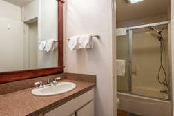 En-Suite Full Master Bathroom - Shower & Tub