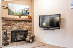 Living Room / Queen Sleeper Sofa / Wood Burning Fireplace / Flat Screen TV