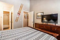 Upstairs Second Bedroom, Queen Bed, Flatscreen TV