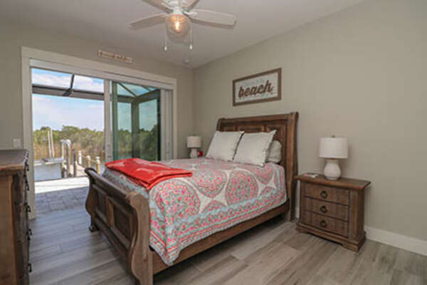 Queen guest bedroom with lanai access