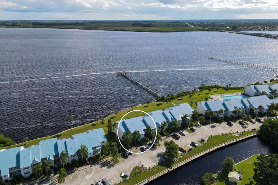 Perfectly placed condo on the Myakka river