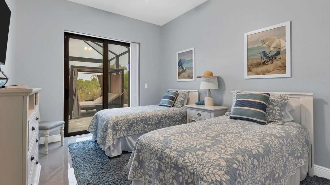 Two twin guest bedroom with lanai access
