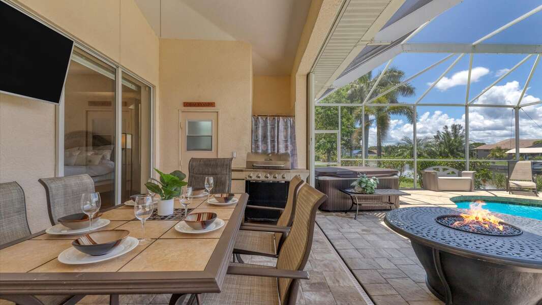 Outdoor dining on the lanai