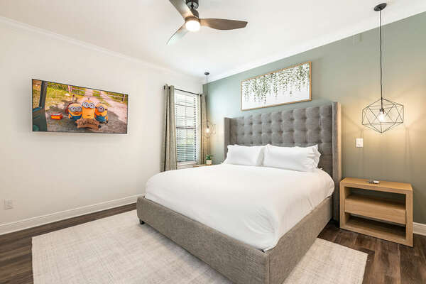 Ground floor master suite with a king-sized bed