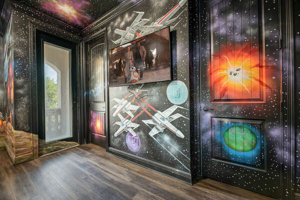 The galaxy-themed bedroom is very immersive!
