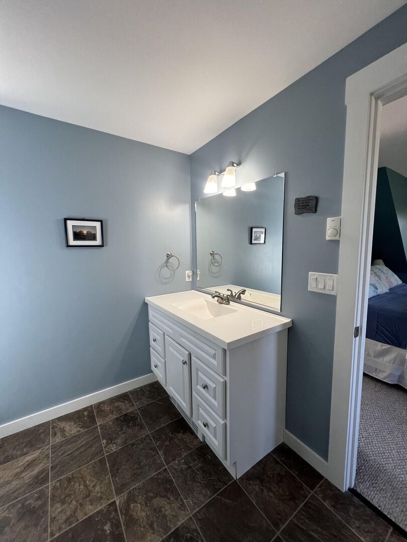 Alternate view of bedroom 1's en suite bathroom.