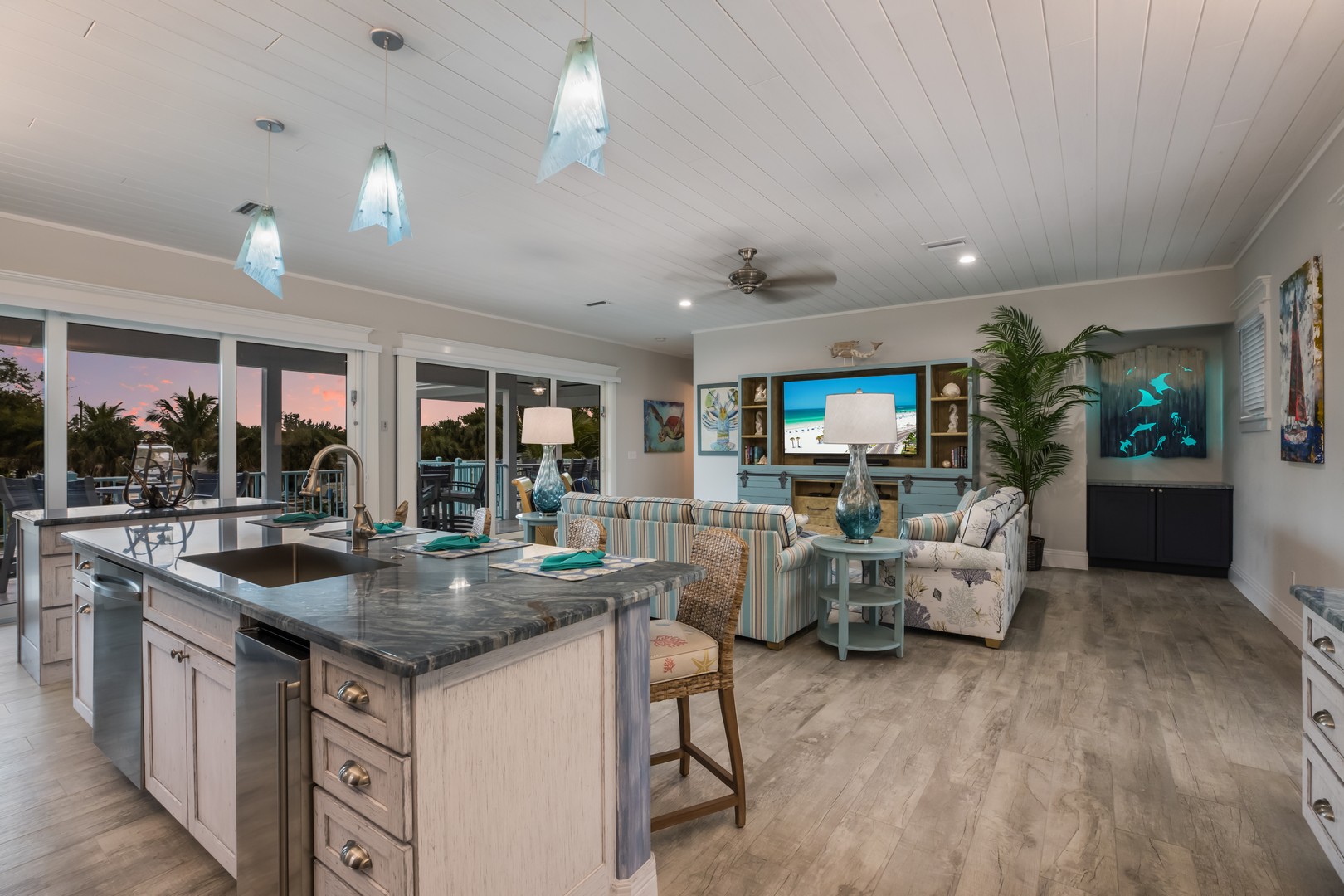 Snook Lookout - kitchen bar / living room area
