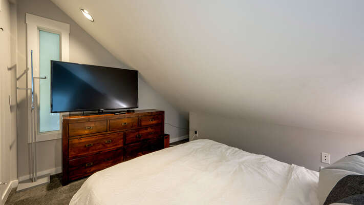 Upper Level - 3rd Bedroom with Queen Bed