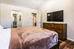 Downstairs Master Bedroom, King Bed, Flatscreen TV
