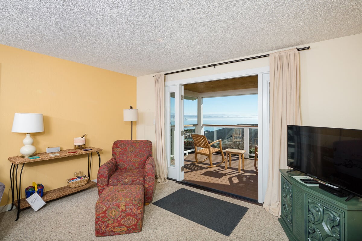 TV, board games, lounging and ocean views... relaxation awaits!