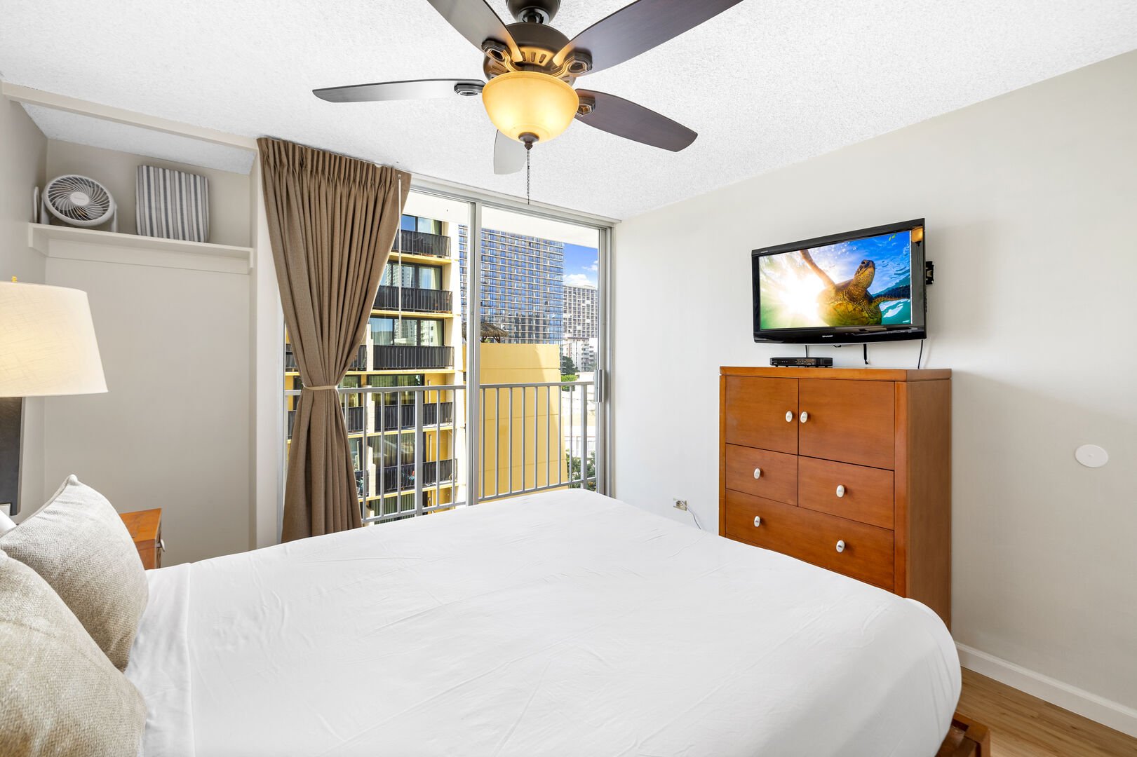 Queen size bed, ceiling fan and Cable TV