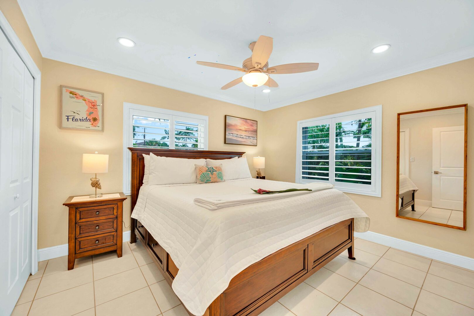 The spacious second bedroom offers plenty of daylight, a king size bed and a smart TV.
