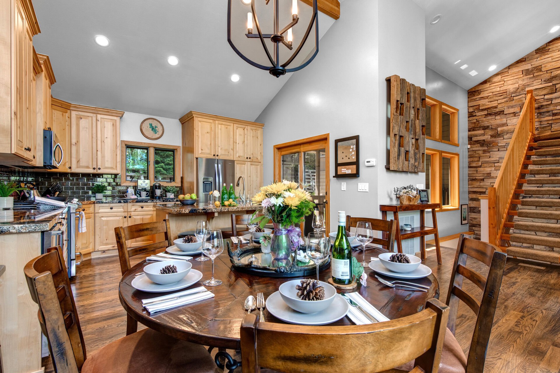 Dining Area with seating for 6