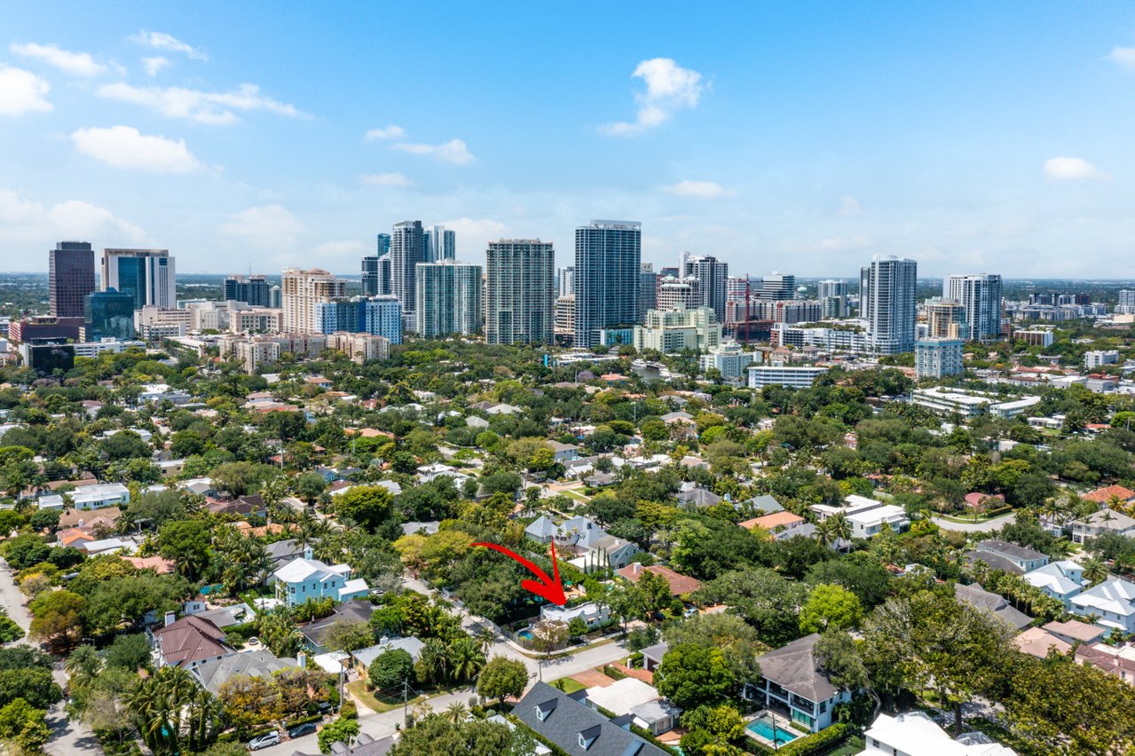 Conveniently nestled in the lush neighborhood one mile from Las Olas Blvd (the picturesque city center with its galleries, boutiques, restaurant, bars) it's only three miles from the beach.