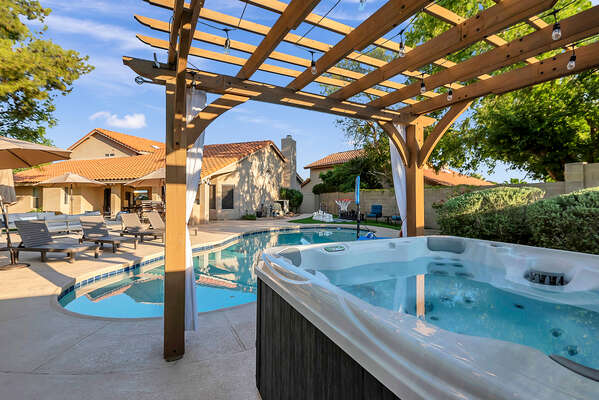 Hot tub, heated pool, fire pit, putting green plus so much more!