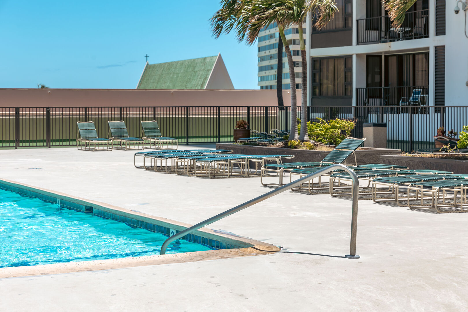 Large pool with sun loungers. Large pool with sun loungers.