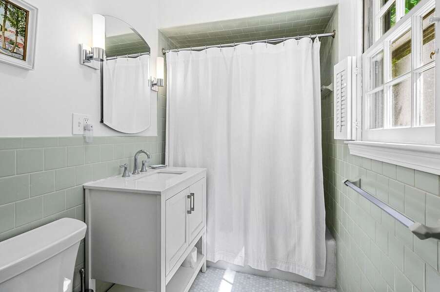 Full en suite bathroom with tub/shower combination - 94 Joshua Jethro Road Chatham Cape Cod - Cape Escape - NEVR