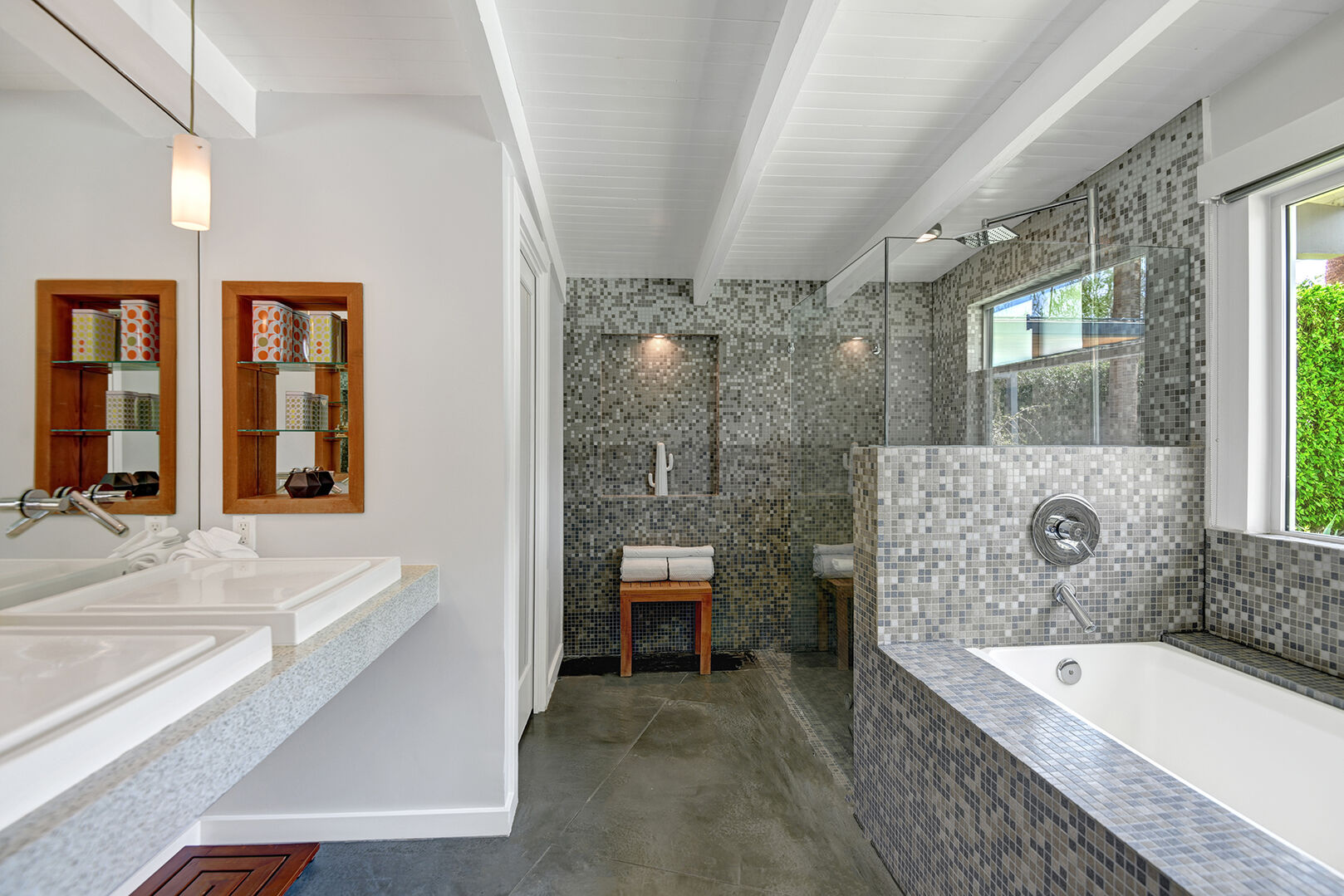 MASTER BATH WITH WALK-IN SHOWER, SPA LIKE SOAKING TUB AND DUAL SINKS