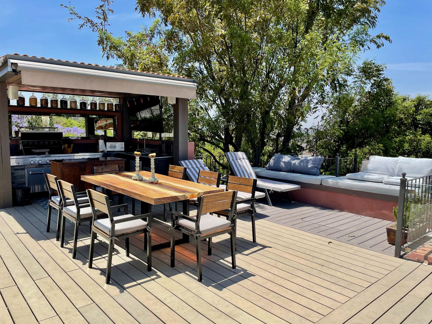 Roof Terrace dining, kitchen and seating area