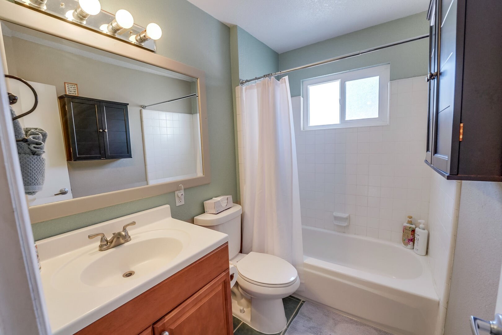 Guest full bathroom with shower/tub combo, shared between 2 guest rooms