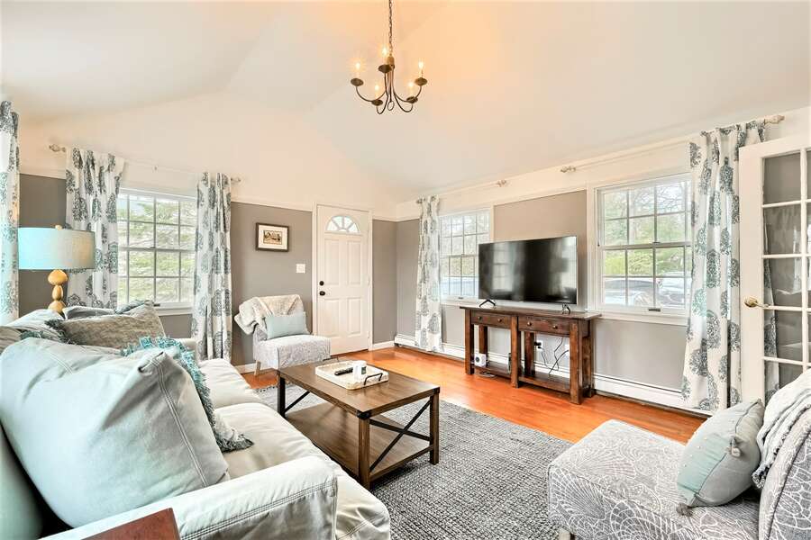 Family room with large flat screen TV - 671 Great Fields Rd Brewster Cape Cod - Beach Glass - New England Vacation Rentals