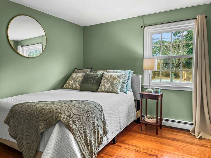 Bedroom #4 on main level with Queen sized bed and closet - 671 Great Fields Rd Brewster Cape Cod - Beach Glass - New England Vacation Rentals