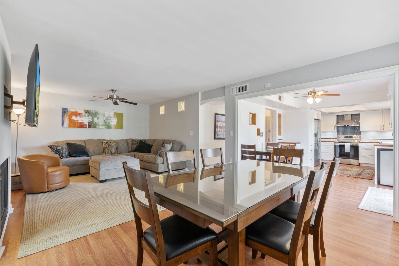 Relax in this open floorpan living space, with two indoor dining areas, and one outdoor.
