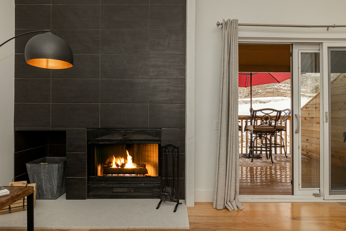 Drink a mug of your favorite hot drink next to this cozy and contemporary gas fireplace!