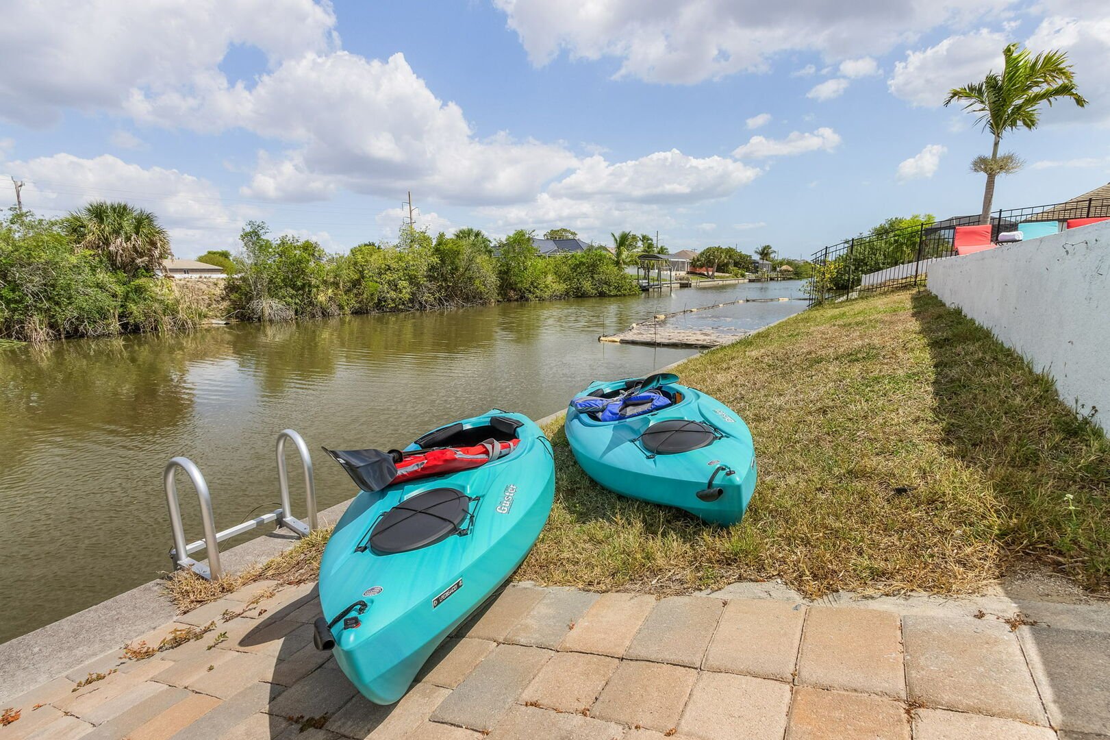 Waterfront Vacation rental with kayaks